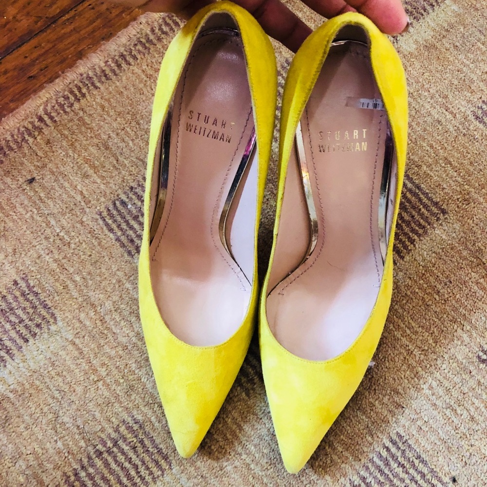 Amazing Stuart Weitzman yellow suede pumps!
